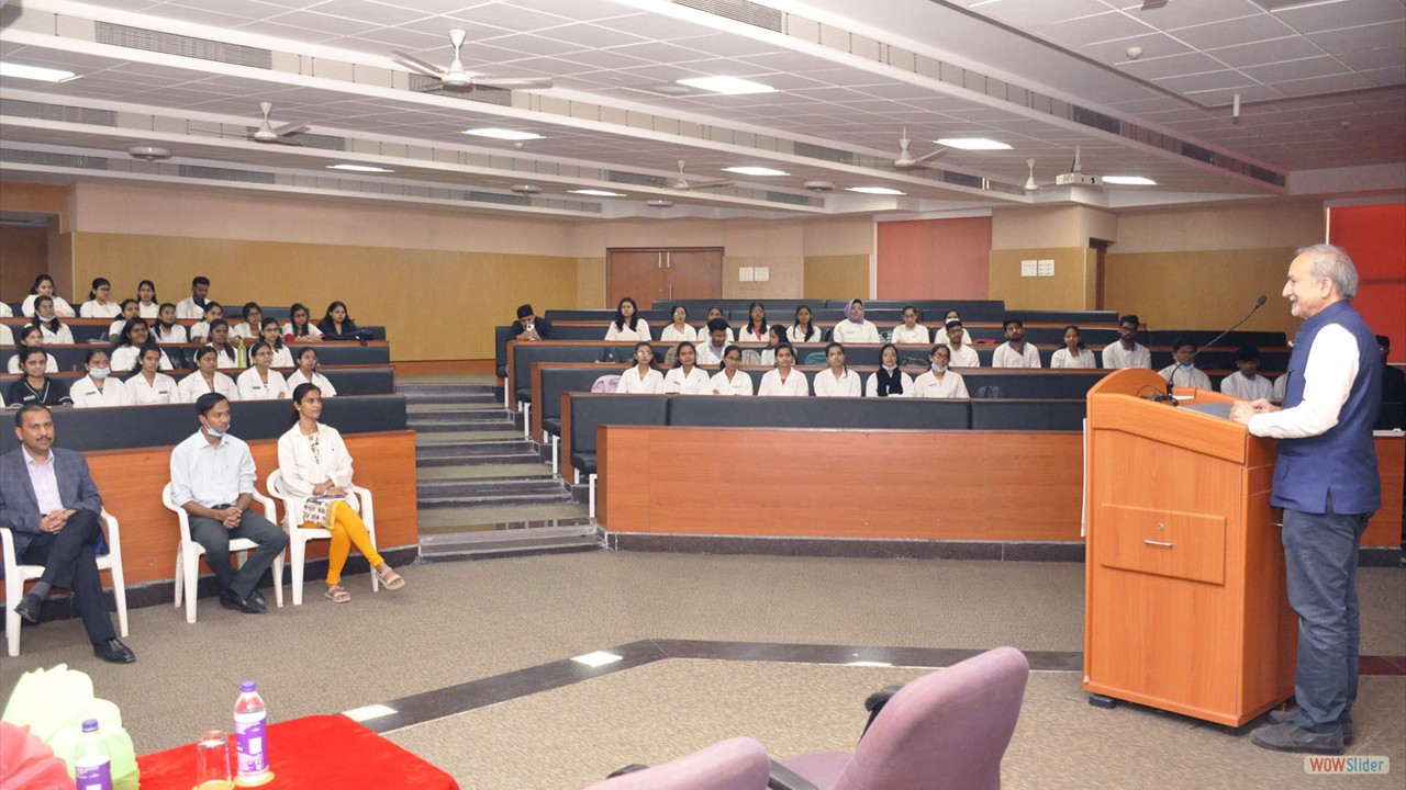 Dr Vinod Diwan, Senior Professor Global Health, Karolinska Institute, Sweden delivering Guest Lecture