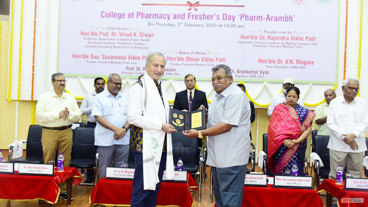 Hon'ble Chancellor felicitating Dr Vinod Diwan Senior Professor in Global Health, Karolinska Institute Sweden